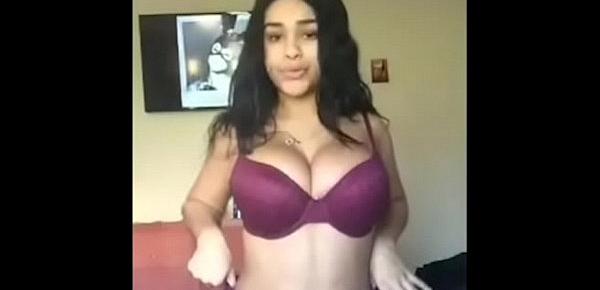  HOT TEEN STRIPS NAKED ON PERISCOPE